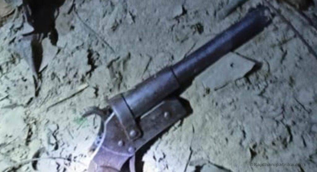 कटहरिया बजारमा प्रहरी चौकी नजिकै एक घरमा डकैती, घटनास्थलबाट बन्दुक बरामद