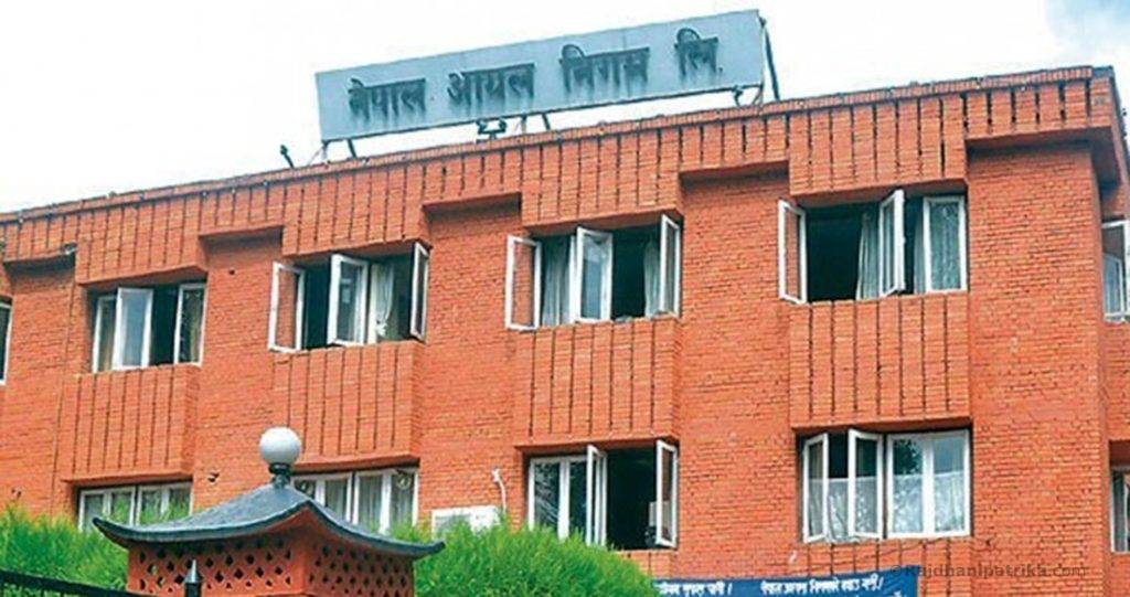 पेट्रोलियम पदार्थको मूल्य घटेर आए पनि आयल निगमले घटाएन