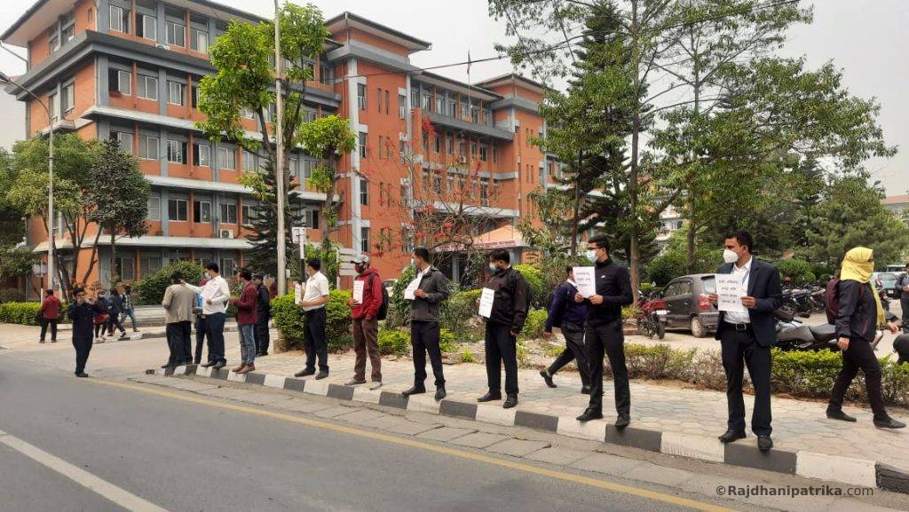 कर्मचारी आन्दोलन विभाजित, सत्तापक्ष पक्षको स्थगित र विपक्षीको जारी