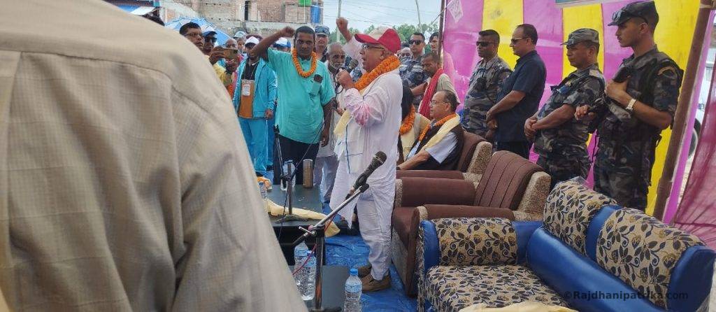 पूर्वप्रधानमन्त्री माधव नेपाल र झलनाथ खनाल चन्ही चाैकमा