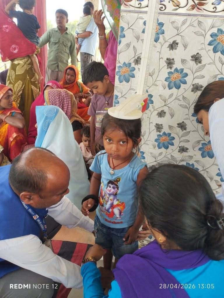 पाखुराको परिधि नाप्दै घर–घर पुग्ने स्वास्थ्य टोली, जोखिममा रहेका बालबालिकालाई निःशुल्क उपचार